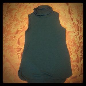 Sleeveless Green LOFT turtleneck tunic top size xs
